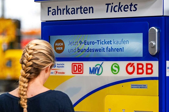 Das Neun-Euro-Ticket kommt gut an. Doc...Bus- und Bahnfahren nicht vorbei sein.  | Foto: Lennart Preiss (dpa)