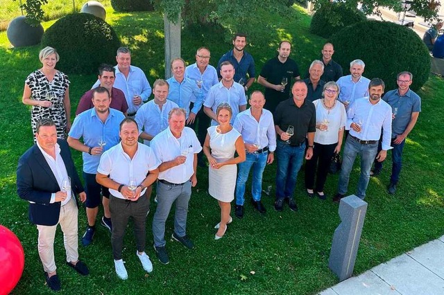 Mit der Badischen Weinknigin Jessica ...om Badischen Winzerkeller in Breisach.  | Foto: Mario Schneberg