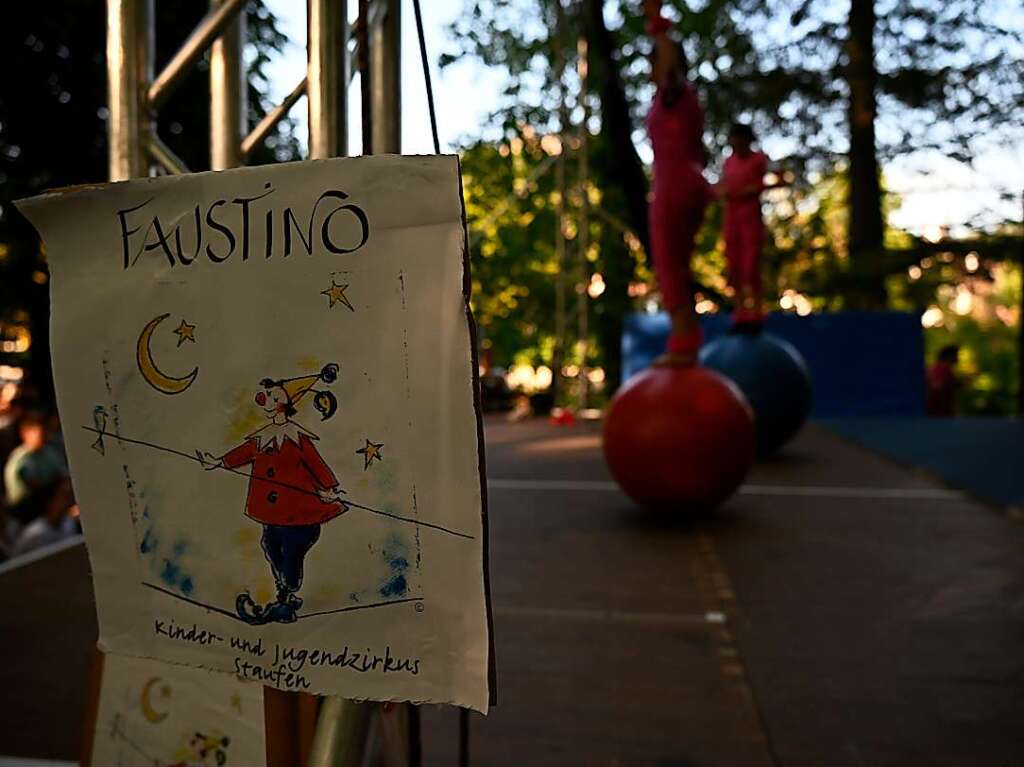 Der Staufener Kinder- und Jugendzirkus gibt wieder tolle Vorstellungen am Stadtsee. Diesmal ging es aufs Land. Die Premiere war umjubelt.