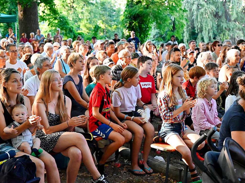 Der Staufener Kinder- und Jugendzirkus gibt wieder tolle Vorstellungen am Stadtsee. Diesmal ging es aufs Land. Die Premiere war umjubelt.