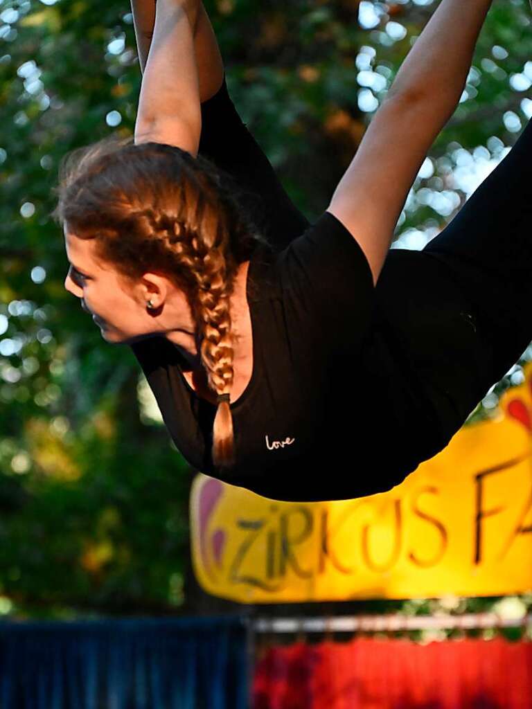 Der Staufener Kinder- und Jugendzirkus gibt wieder tolle Vorstellungen am Stadtsee. Diesmal ging es aufs Land. Die Premiere war umjubelt.