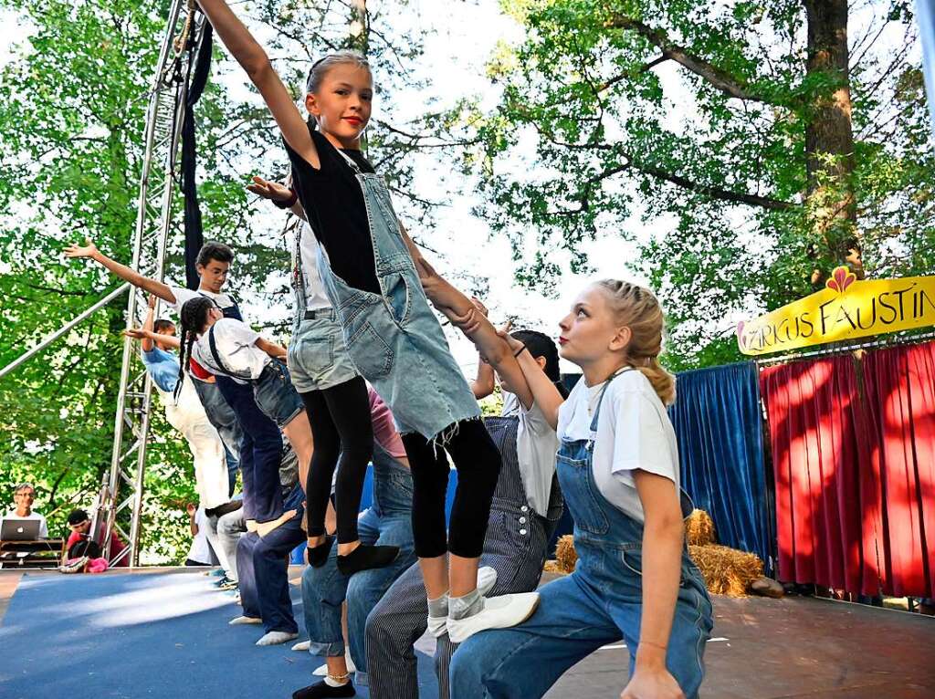 Der Staufener Kinder- und Jugendzirkus gibt wieder tolle Vorstellungen am Stadtsee. Diesmal ging es aufs Land. Die Premiere war umjubelt.