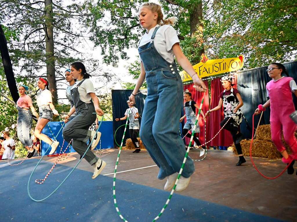 Der Staufener Kinder- und Jugendzirkus gibt wieder tolle Vorstellungen am Stadtsee. Diesmal ging es aufs Land. Die Premiere war umjubelt.