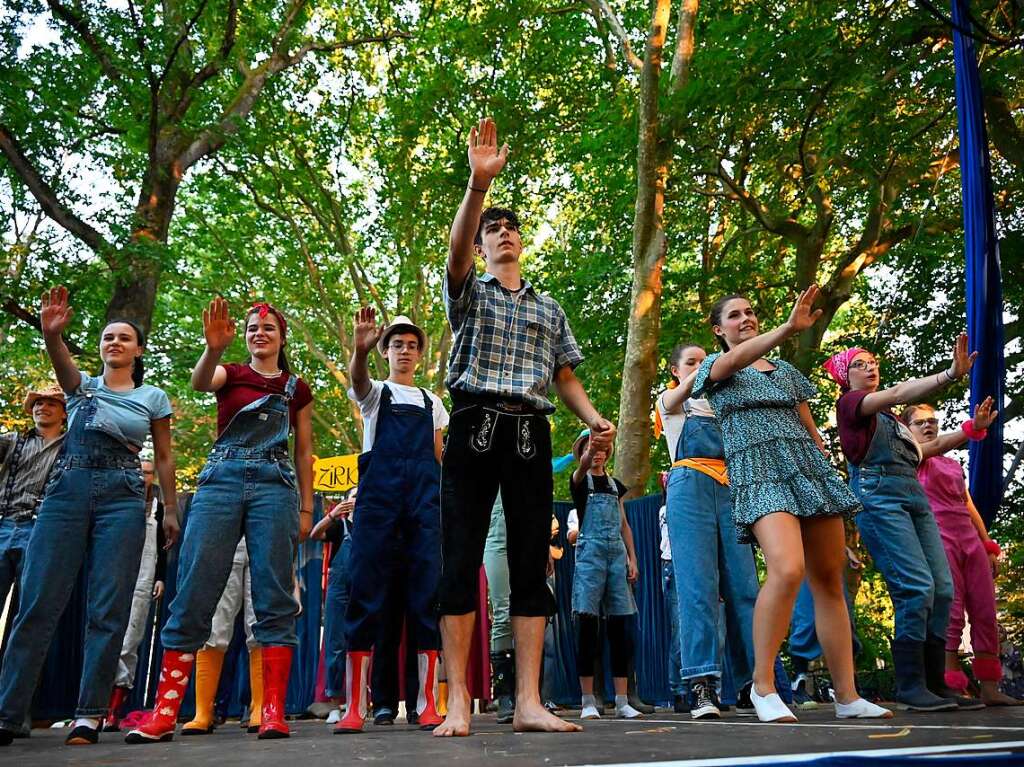 Der Staufener Kinder- und Jugendzirkus gibt wieder tolle Vorstellungen am Stadtsee. Diesmal ging es aufs Land. Die Premiere war umjubelt.