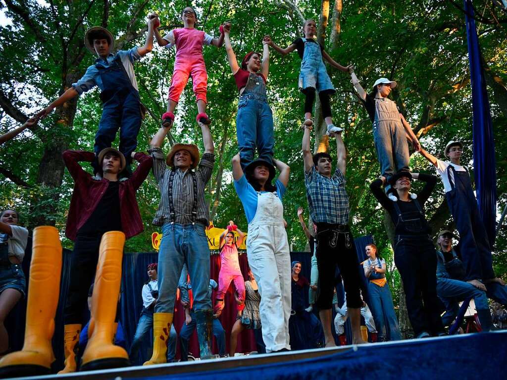 Der Staufener Kinder- und Jugendzirkus gibt wieder tolle Vorstellungen am Stadtsee. Diesmal ging es aufs Land. Die Premiere war umjubelt.