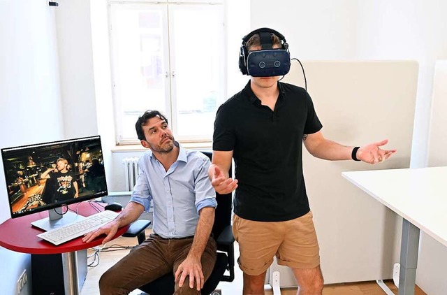 Institutschef Jean-Louis van Gelder (links) und Proband mit VR-Brille.  | Foto: Thomas Kunz