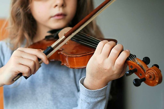 Das Geigenlernen an der  Musikschule wird teurer.  | Foto: Philippe Devanne (Adobe Stock)