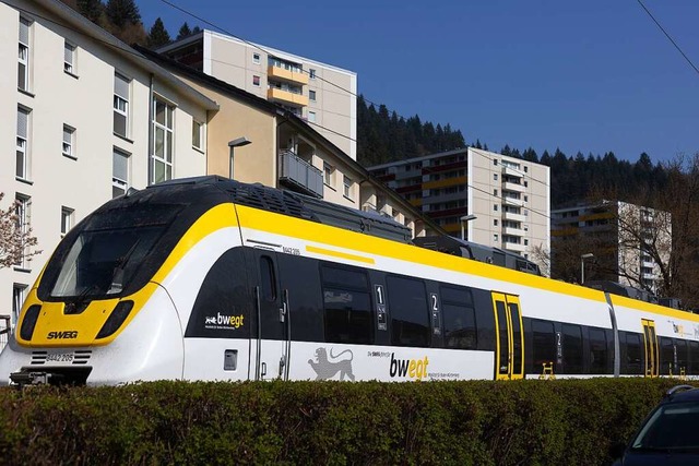 Breisgau-S-Bahn vor den Hochhusern in der Ignaz-Bruder-Strae in Waldkirch.  | Foto: Patrik Mller