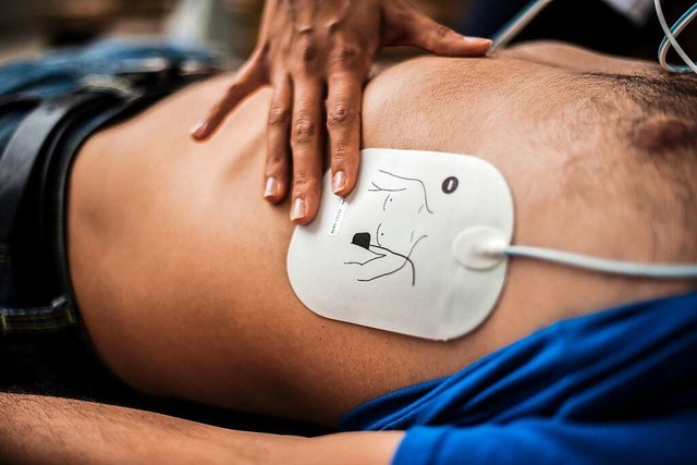 Wiederbelebung mit dem Defibrillator  | Foto: pixelaway  (stock.adobe.com)