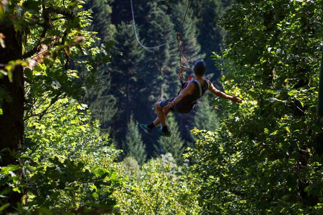 Wer den entscheidenden Schritt ins Lee...egt über die Baumwipfel im Heubachtal.  | Foto: Hirschgrund Zipline