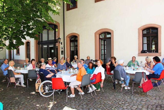 Ein lauschiges Pltzchen: Die Kaffeetafel des Begegnungscafs im Museumshof  | Foto: Christine Speckner