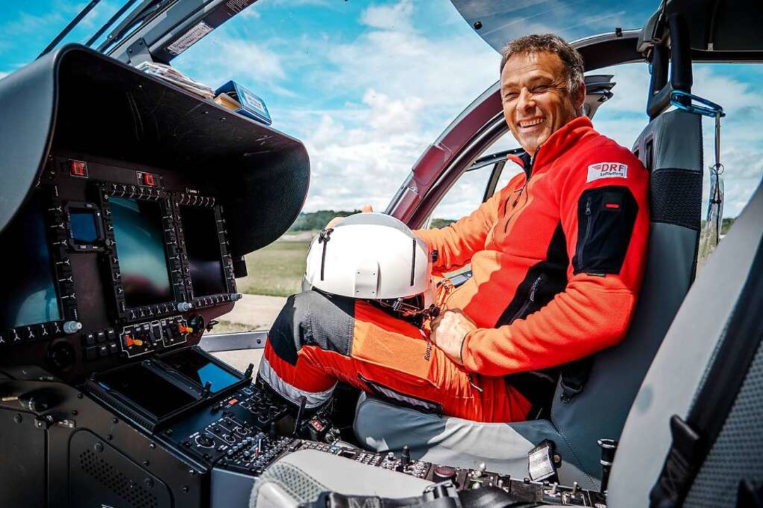 Oliver Barth, Leiter der DRF-Luftrettung in Freiburg, im Cockpit  | Foto: DRF Luftrettung