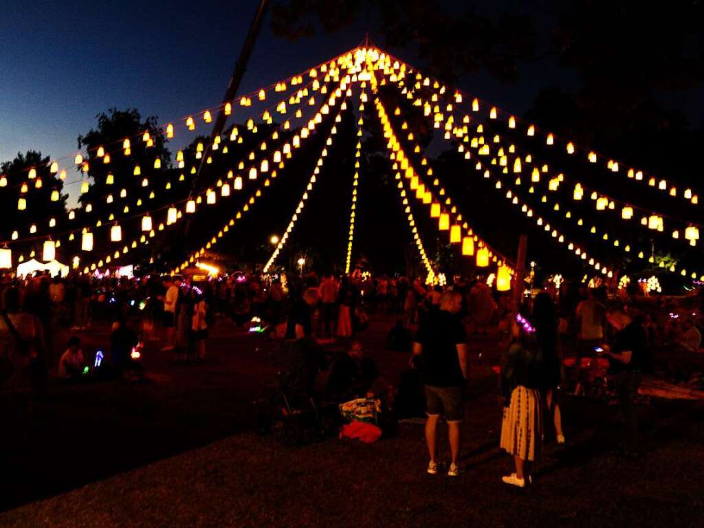 Sommer, Sonne und Temperaturen knapp unter 30 Grad Celsius waren die idealen Voraussetzungen fr das Lichterfest 2022 in Bad Krozingen.