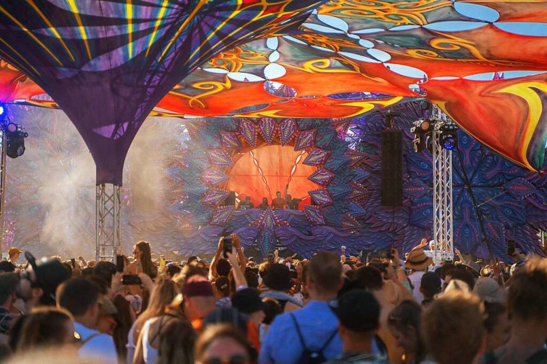 Unten die Menge, oben das DJ-Pult: ein...ou-Festivals, Fantasy-mäßig dekoriert.  | Foto: Stefan Hipp