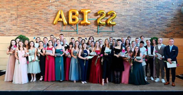 Die Abiturienten am Stdtischen Gymnas...in der vorderen Reihe die Preistrger.  | Foto: Oliver Wernet