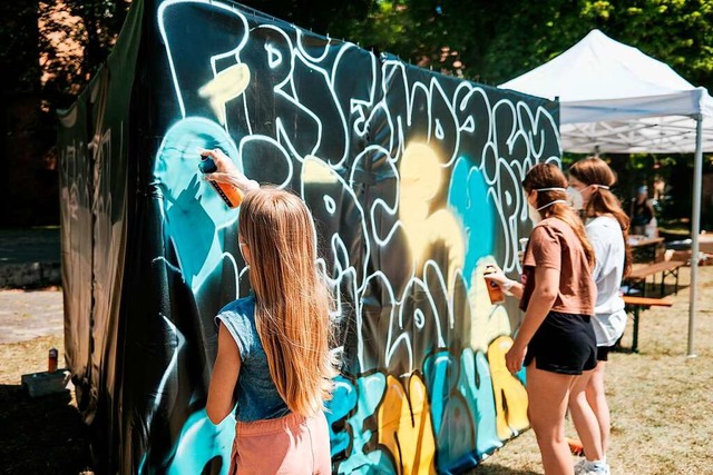 HipHop zum Selbermachen und Bestaunen: Sprayerrinnen gestalten ein Graffiti  | Foto: Fabian Linder