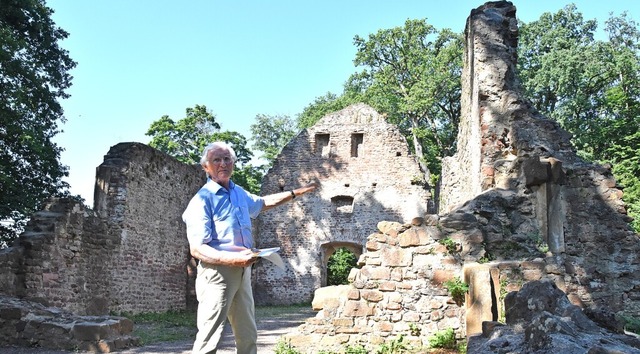 Dieter Geuenich zeigt die Ruine der Severinskapelle.   | Foto: Sebastian Krger