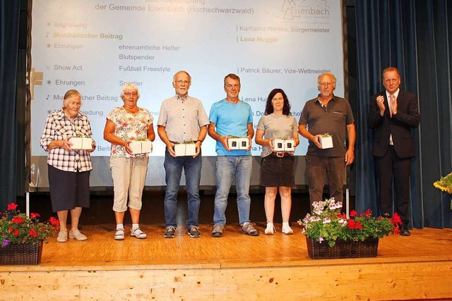 Den ehrenamtlichen Helfern der Gemeind...rgermeister Karlheinz Rontke (rechts).  | Foto: Gert Brichta