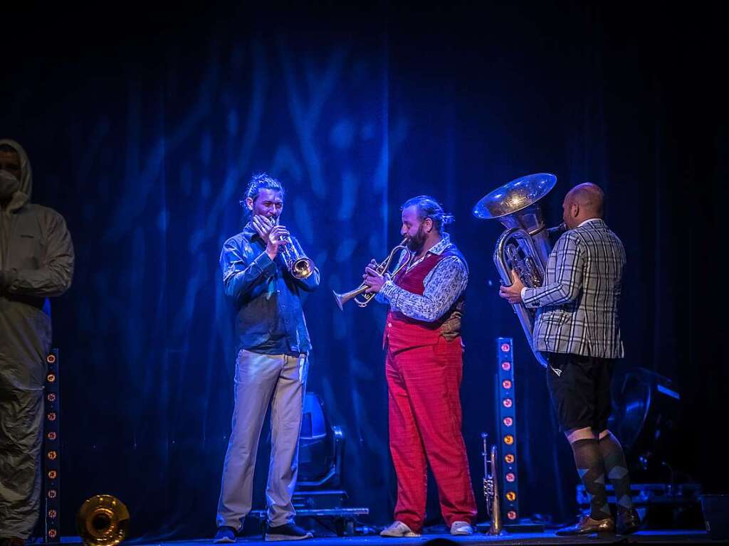 Die sterreichische Band MnozilBrass erfllte das Zirkuszelt auf dem ZMF mit Blasmusik und Bhnenshow.