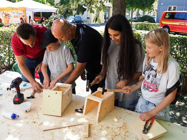 Mitmachaktion beim Fest in Herbolzheim...und Kinder bauen Nistksten fr Vgel.  | Foto: Michael Haberer