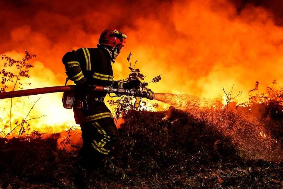 In Frankreich kämpfen bei Louchats im Südwesten des Landes zahlreiche Feuerwehrmänner gegen die Flammen. (Foto: THIBAUD MORITZ (AFP)) In Frankreich kämpfen bei Louchats im Südwesten des Landes zahlreiche Feuerwehrmänner gegen die Flammen. (Foto: THIBAUD MORITZ (AFP))