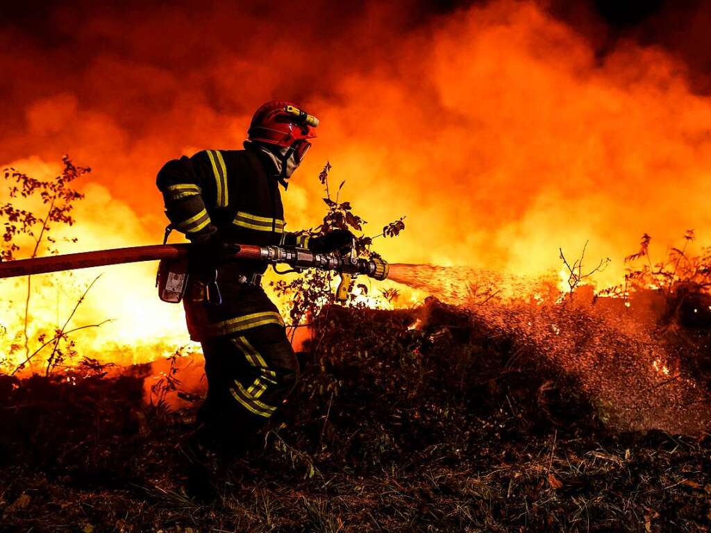 In Frankreich kmpfen bei Louchats im Sdwesten des Landes zahlreiche Feuerwehrmnner gegen die Flammen.