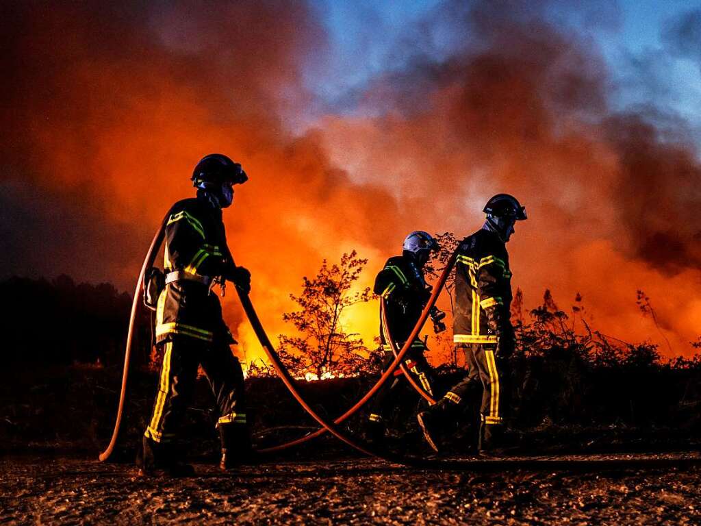 In Frankreich kmpfen bei Louchats im Sdwesten des Landes zahlreiche Feuerwehrmnner gegen die Flammen.