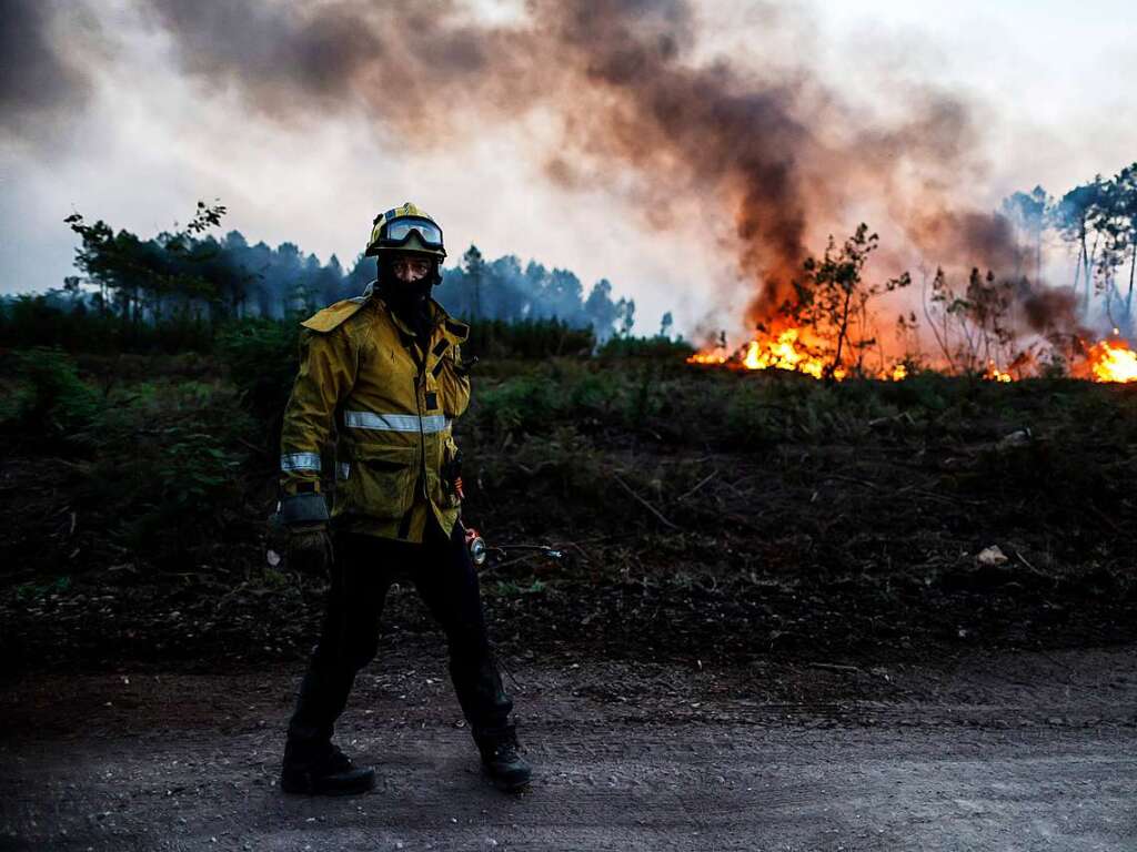 In Frankreich kmpfen bei Louchats im Sdwesten des Landes zahlreiche Feuerwehrmnner gegen die Flammen.