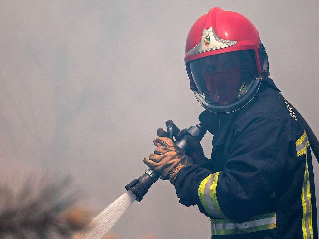 In Frankreich kmpfen bei Louchats im Sdwesten des Landes zahlreiche Feuerwehrmnner gegen die Flammen.