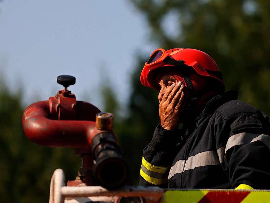 In Frankreich kmpfen bei Louchats im Sdwesten des Landes zahlreiche Feuerwehrmnner gegen die Flammen.