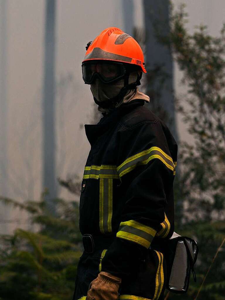 In Frankreich kmpfen bei Louchats im Sdwesten des Landes zahlreiche Feuerwehrmnner gegen die Flammen.