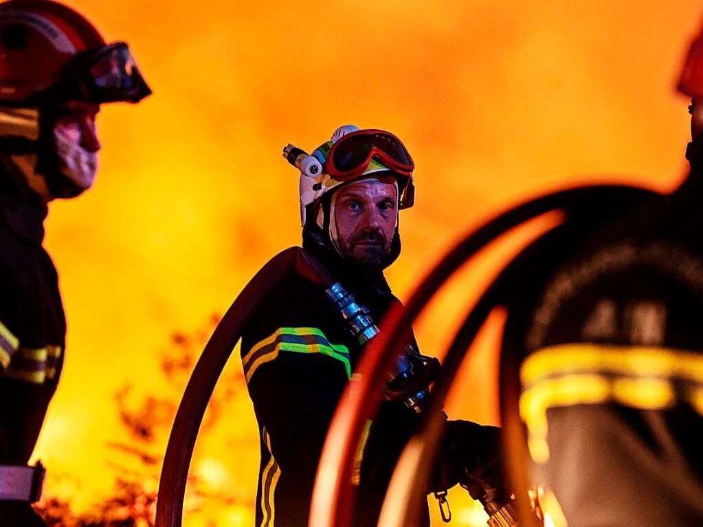 In Frankreich kmpfen bei Louchats im Sdwesten des Landes zahlreiche Feuerwehrmnner gegen die Flammen.