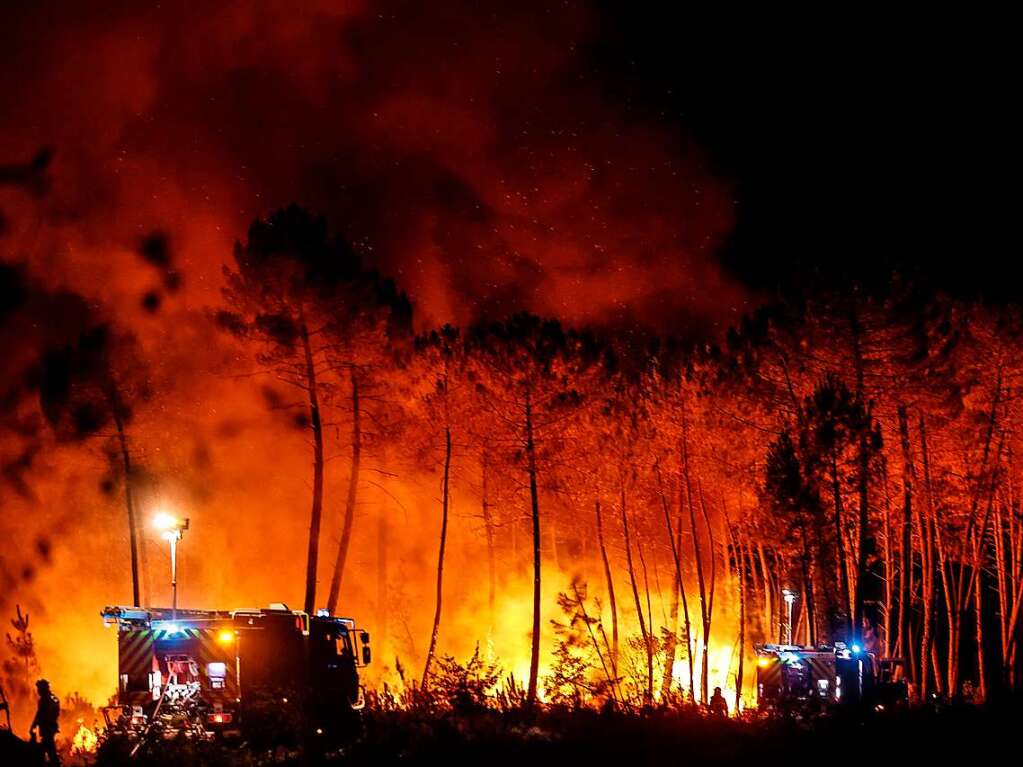 In Frankreich kmpfen bei Louchats im Sdwesten des Landes zahlreiche Feuerwehrmnner gegen die Flammen.