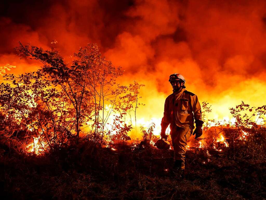 In Frankreich kmpfen bei Louchats im Sdwesten des Landes zahlreiche Feuerwehrmnner gegen die Flammen.