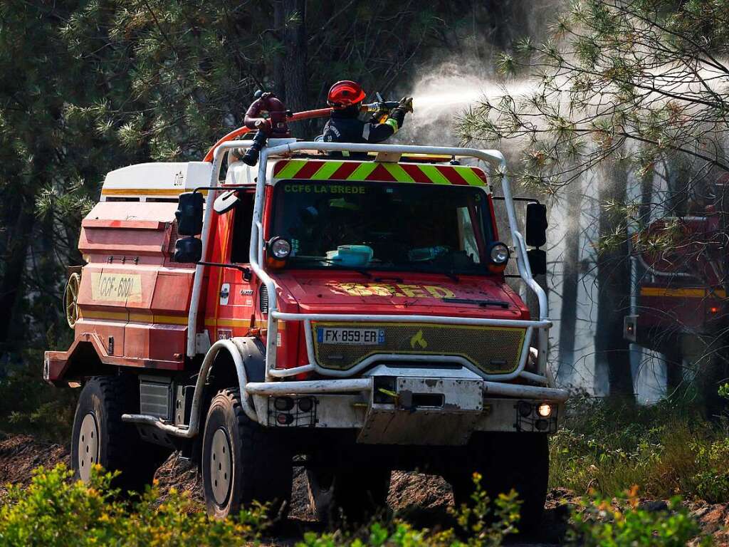 In Frankreich kmpfen bei Louchats im Sdwesten des Landes zahlreiche Feuerwehrmnner gegen die Flammen.