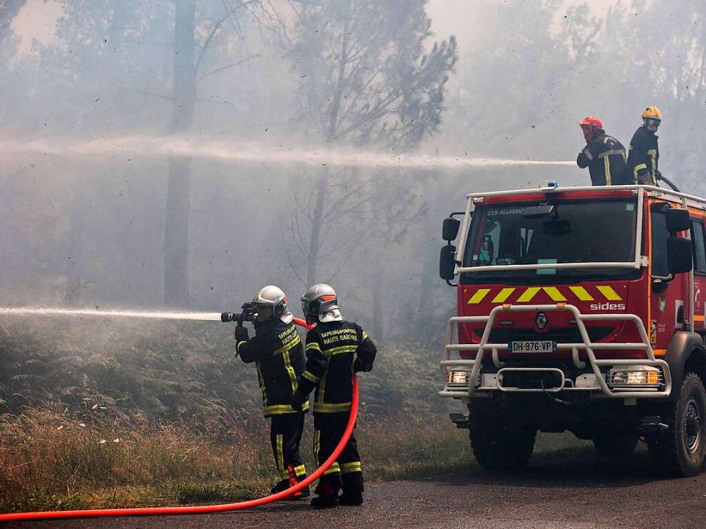 In Frankreich kmpfen bei Louchats im Sdwesten des Landes zahlreiche Feuerwehrmnner gegen die Flammen.