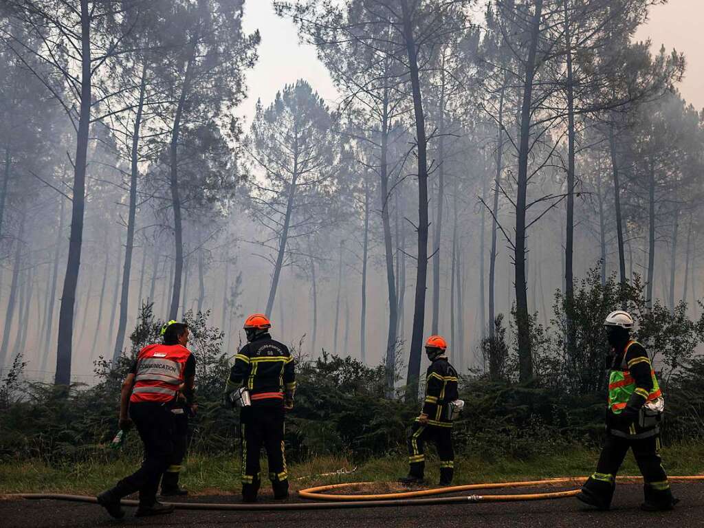 In Frankreich kmpfen bei Louchats im Sdwesten des Landes zahlreiche Feuerwehrmnner gegen die Flammen.