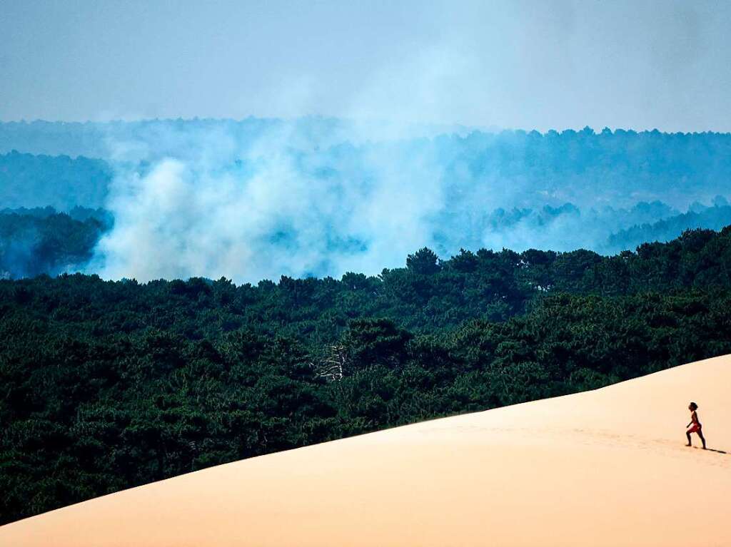 Von den Dune du Pilat nahe La Teste-de-Buch sind die Waldbrnde gut sichtbar.