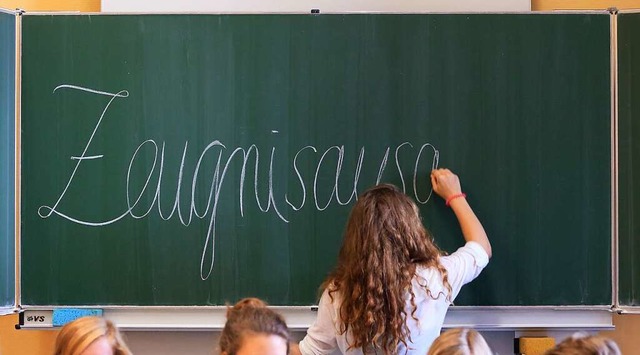 Der Schriftzug &#8222;Zeugnisausgabe&#...an die Tafel geschrieben (Symbolbild).  | Foto: Jens Wolf (dpa)