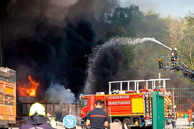 Grofeuer bei einem Recyclingbetrieb i...ae, die zur  Rohrscholleninsel fhrt.  | Foto: Einsatz-Report24