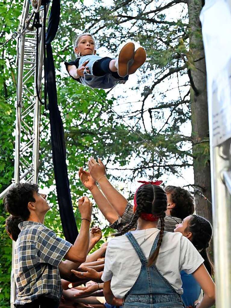 Der Staufener Kinder- und Jugendzirkus gibt wieder tolle Vorstellungen am Stadtsee. Diesmal ging es aufs Land. Die Premiere war umjubelt.