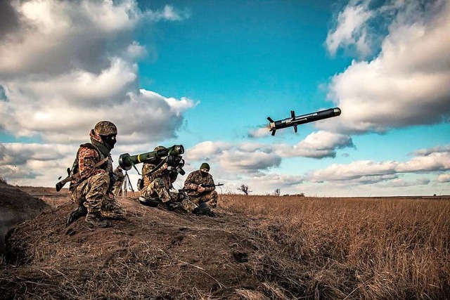 Ukrainische Soldaten bei einer Militrbung in der Region Donezk.  | Foto: Uncredited (dpa)