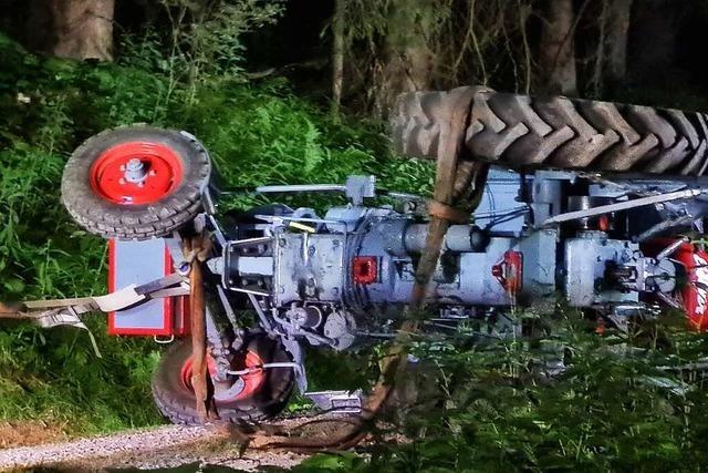 Oldtimer-Traktor überschlägt sich im Wald
