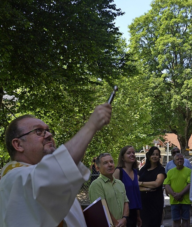 Pfarrer Jan lie es sich nicht nehmen,...ht ist, von der katholischen Gemeinde.  | Foto: Christiane Sahli