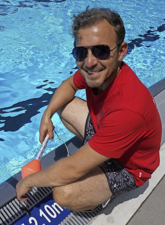 Schwimmmeister Frank Dietrich-Vercre prft die Wassertemperatur.  | Foto:  Ursula Freudig
