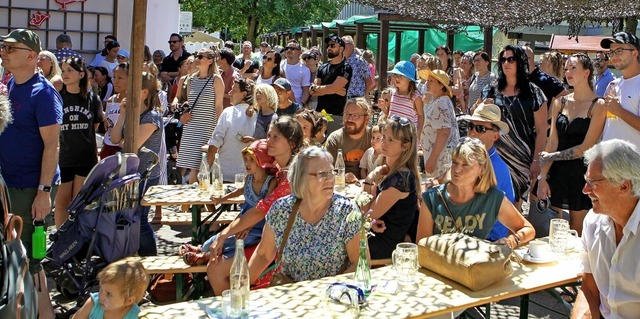 Volksfestatmosphre gab es rund um die...r und Jugendkapelle verfolgen konnten.  | Foto: Daniel Hengst