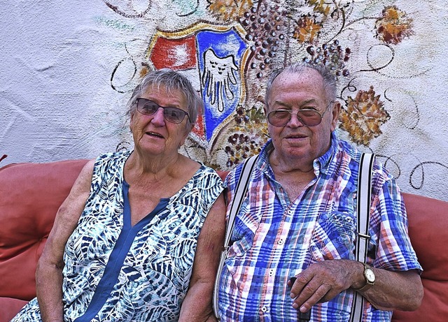 Marianne und Helmut Krger an ihrem Li...of. Im Hintergrund das Familienwappen.  | Foto: Roland Vitt