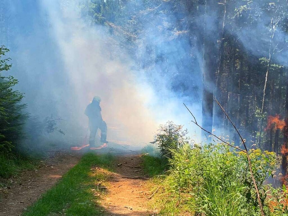 100 Feuerwehrleute waren im Einsatz, 5... Brandherd gegen die Flammen gekämpft.  | Foto: Feuerwehr