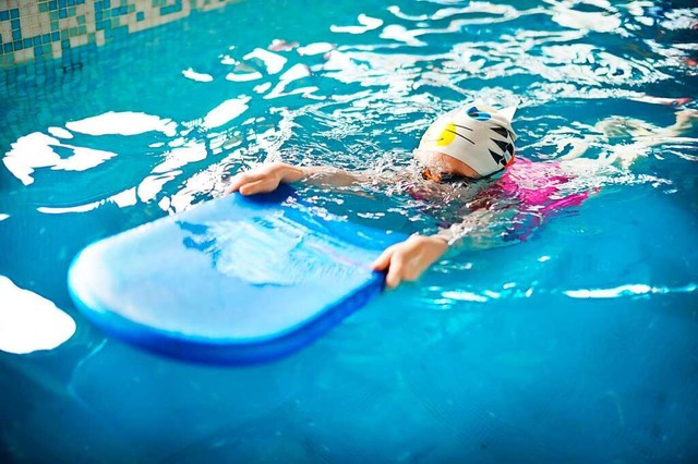 Nach und nach trauen sich die Schwimmk...f ins Wasser zu tauchen (Symbolfoto).   | Foto: MNStudio (Adobe Stock)