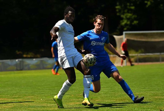 Duell auf Augenhhe: Paul Mendy (SV&#8197;08, li.) und Sydney Strauss (Efringen)  | Foto: Jrgen Rudigier